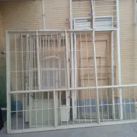 چهار عدد در و پنجره آهنی سالم با چارچوب