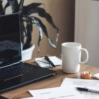 خانم جهت تولید محتوا با گوشی آیفون