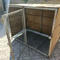 قفس آهنی بسیار محکم که دورش با تخته پوشیده شده