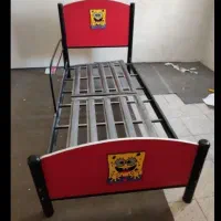 تخت بچه تمیز ومحکم به همراه محافظ و تشک