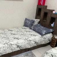 دو عدد تخت و یک میز آرایش