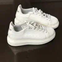 کفش کتونی زنانه مک کوئین سفید (کاملا نو)