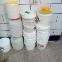 تعدادی سطل وبشکه درب دار کوچک و بزرگ طبق  عکسها