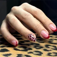 ناخنهایی زیبا با کاشت ناخن