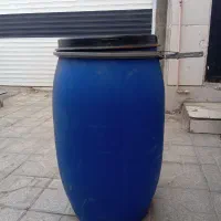میز شیشه ای و بشکه پلاستیکی