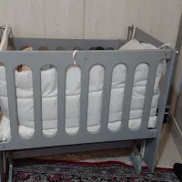 تخت کنار مادر