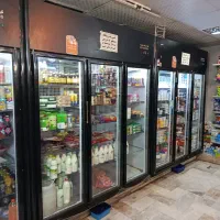 خریدار یخچال ایستاده.فروشنده