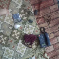 تلفن خانه و ماشین حساب سیم شارژ و لامپ