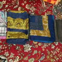 روسری ها و۳ عددشال دونه ۶۰ تومان. دمپایی روفرشی ۵۰