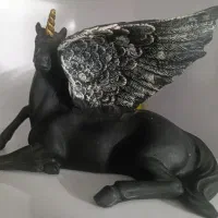 مجسمه اسب تک شاخ