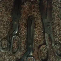 قیچی قدیمی وچراغ پرویز قدیمی