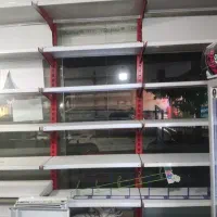 قفسه و یخچال و پیشخوان سوپرمارکت و چند اقلام دیگر