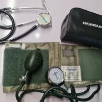 یک دستگاه فشارسنج همراه استتوسکوپ