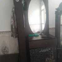 یک عدد میز تلوزیون و یک عدد جاکفشی