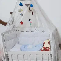 تخت کنار مادر