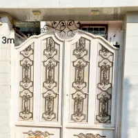 درب حیاط آهنی سالم و محکم