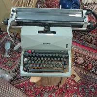 دستگاه تایپ زن قدیمی