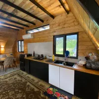 کلبه لیانا|اجارهٔ کوتاه‌مدت ویلا و باغ|شاندرمن, |دیوار