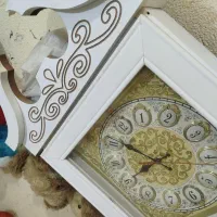 ساعت ایستاده ومیز تلویزیون و  لیوان شات