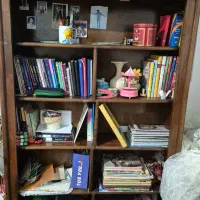 کتابخانه جادار چوبی