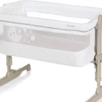 تخت نوزاد کنار مادر