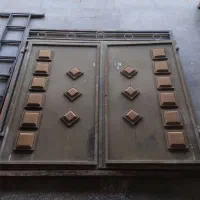 در درب در حیاط در باغ