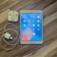 تبلت مینی Apple به همراه هندزفری Apple اصل