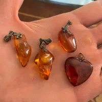 گردن آویز کهربای فسیل دار