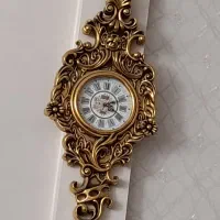 ساعت و میز ناهارخوری