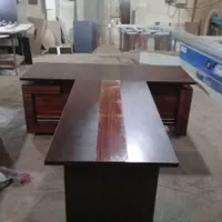 میز مدیریت وکنفرانس هایگلاس طرح دار لمسه