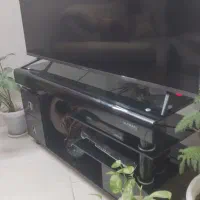 یک عدد میز تلویزیون شیشه‌ای درحد نو