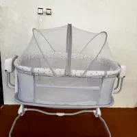 تخت کنار مادر