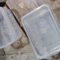 تعدادی ظرف پلاستیکی درب دار