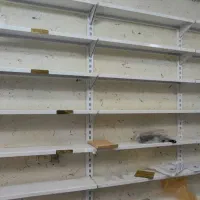 قفسه دیواری و پیچ و مهره در حد نو