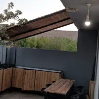 میز چوبی با پایه فلزی