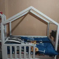 تخت کودک مدل خانه‌ای + شلف (ویترین) ست باهم