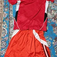 لباس ورزشی رنگ قرمز