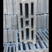 کارگر اشنا به ملات بلوک