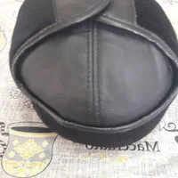 کلاه چرمی لبه دار دارای محافظ گوش گردن