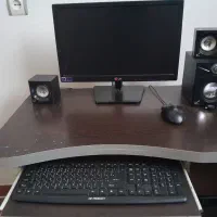 کامپیوتر به همراه موس و کیبورد و کیس باند و میز