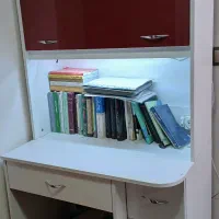 میز کامپیوتر و کتابخانه