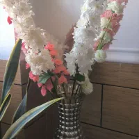 گل مصنوعی زیبا با گلدان