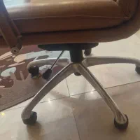 صندلی چرخدار چرمی سالم|صندلی و نیمکت|تهران, حکمت|دیوار