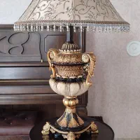 آباژور و میز چوبی زیر آن|چراغ خواب و آباژور|اصفهان, سپاهانشهر|دیوار