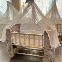 گهواره کنار مادر