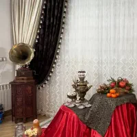 یالن قهوه ای کنارپرده‌جنس‌مخمل ضخیم ومرغوب گلدار‌