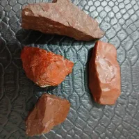 چندقطعه سنگ قرمز