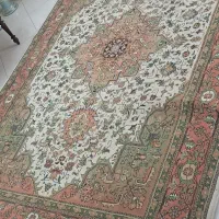 فرش و گلدون شیشه ای