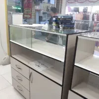 میز و پیشخوان و ویترین