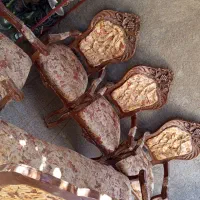 میز نهار خوری با مبلمان چوبی و سماور سرویس خواب